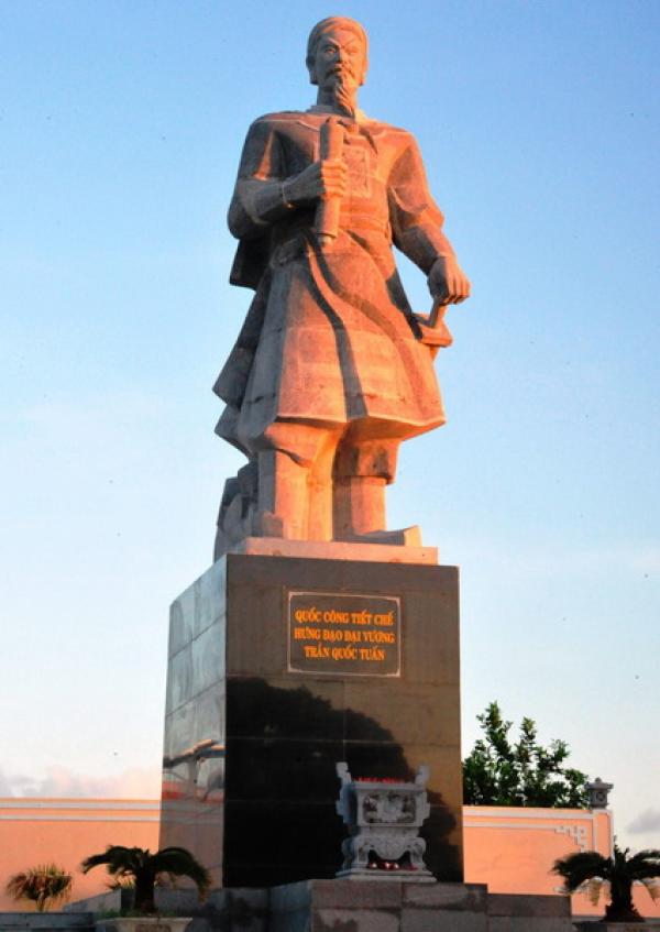 Inauguration d’un monument au héros national Tran Quoc Tuan à Truong Sa